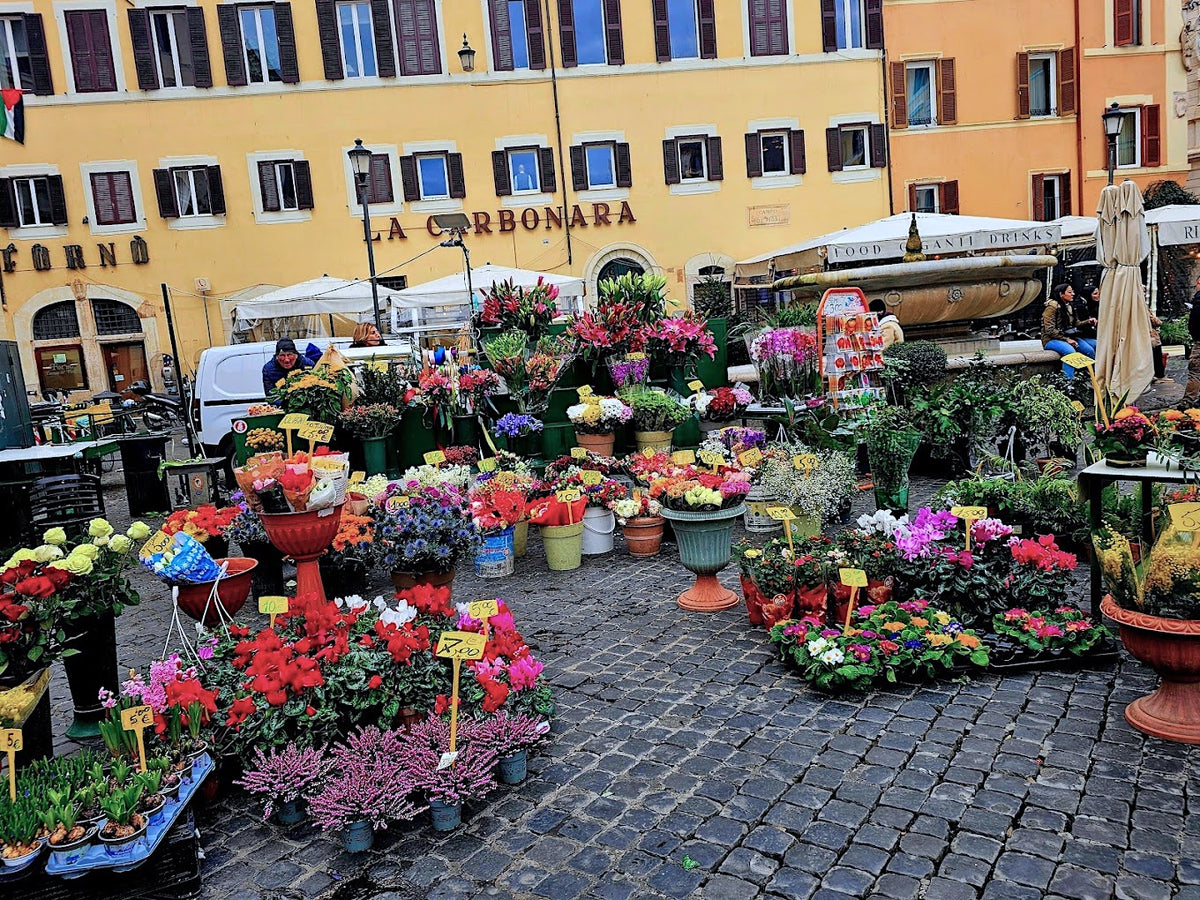 Campo de' Fiori market in Rome during a Roman food tour